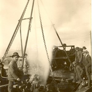 Fabbrica di Larderello. Esplosione di vari soffioni. 1906-1930.