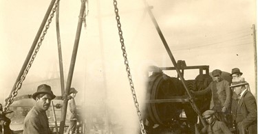 Fabbrica di Larderello. Esplosione di vari soffioni. 1906-1930.