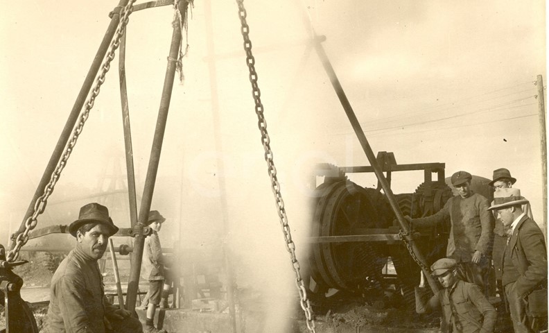 Fabbrica di Larderello. Esplosione di vari soffioni. 1906-1930.