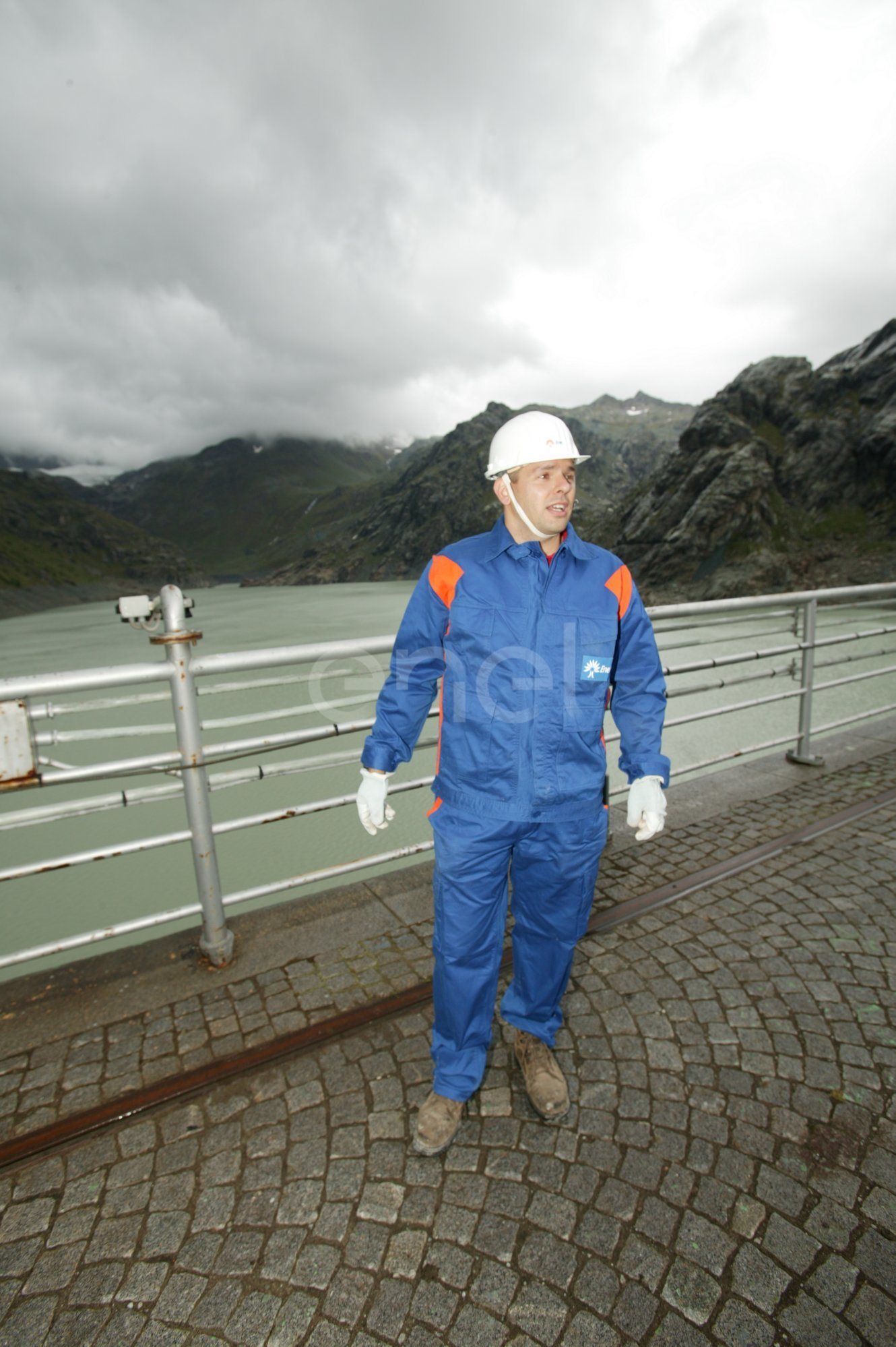 Operai sul coronamento della diga di Alpe Gera