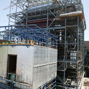 Cantiere della centrale di Sulcis con le caldaie in costruzione