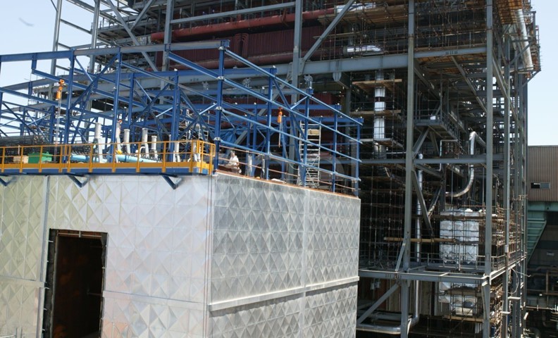 Cantiere della centrale di Sulcis con le caldaie in costruzione