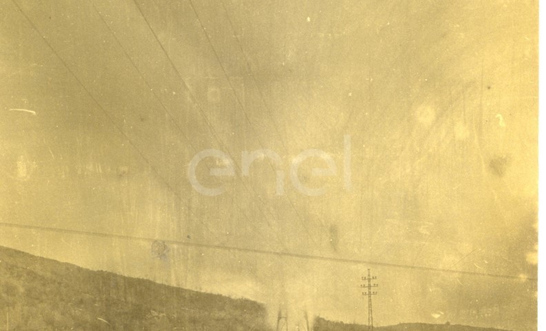 Fabbrica di Larderello. Esplosione di vari soffioni. 1906-1930.