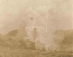 Fabbrica di Larderello. Esplosione di vari soffioni. 1906-1930.